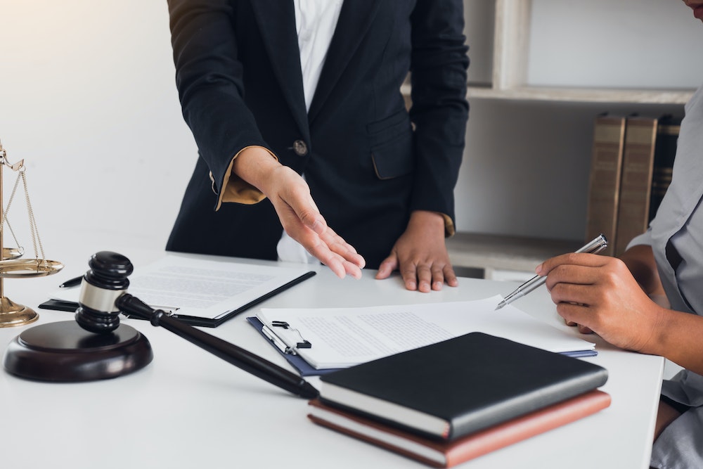 Le droit du travail et la défense des salariés : un enjeu majeur pour l'équilibre social