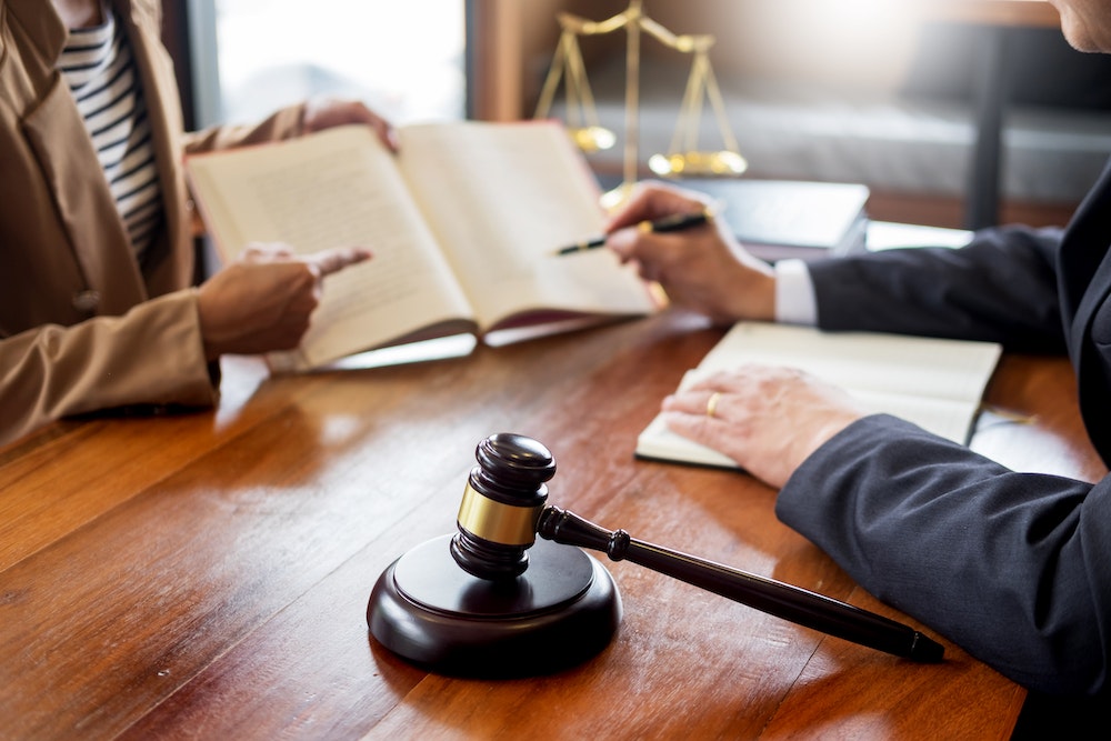 Poids et Mesure d'une Carrière en Droit : Avantages et Inconvénients