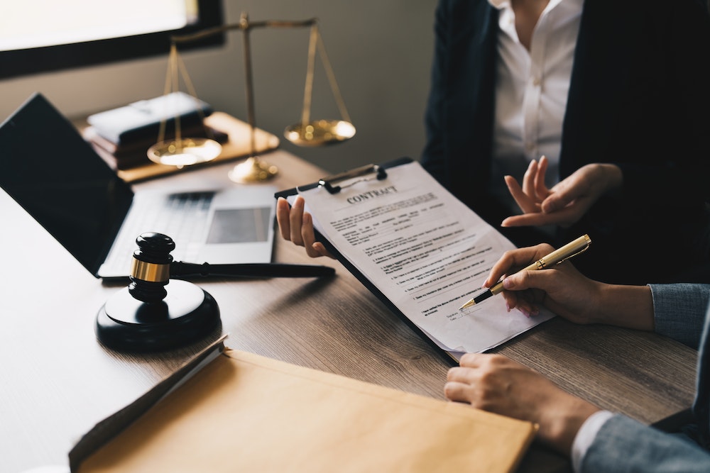 Les principales lois qui régissent le travail des avocats : une exploration approfondie