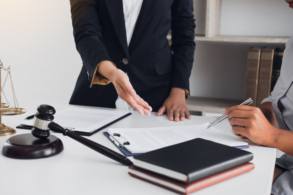 Trouver le bon avocat pour votre cas : conseils et astuces essentiels